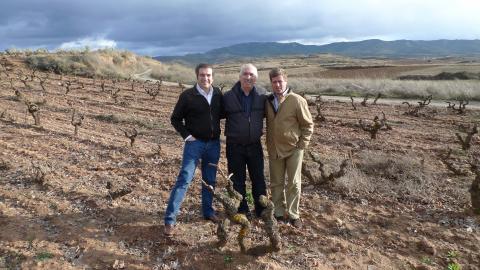 Rioja: Alberto Orte (links) en Jaime Osborne (rechts) bij de eigenaar van de wijngaard.