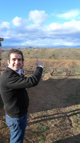 Rioja: wijnmaker Alberto Orte in de wijngaarden.