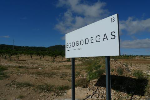 Het domein ligt kilometers van de hoofdweg, tussen Jumilla en Yecla
