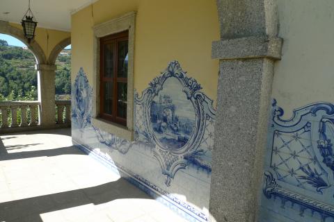 Decoraties met azulejos sieren de gevel.