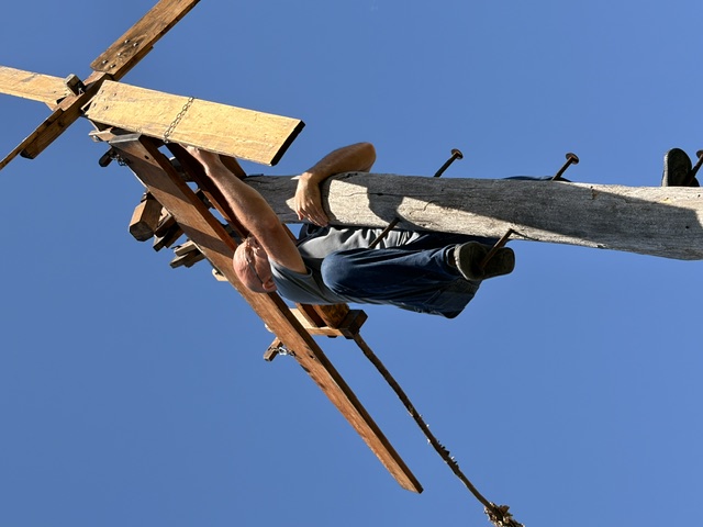 een windmolen met ratelende hamers om de vogels te verjagen